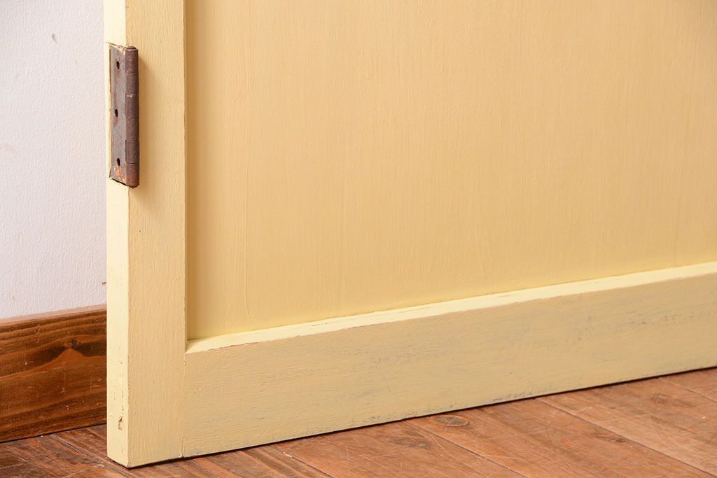 アンティーク　クリーム色ペイントのシンプルなドア