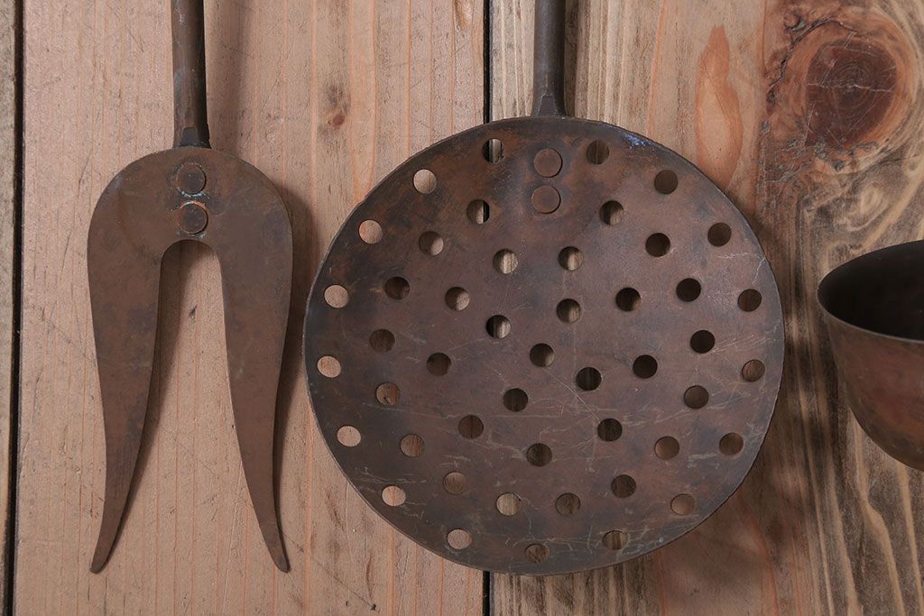 アンティーク雑貨　イギリスアンティーク　銅のキッチンツールとハンギングラック(レードルラック)