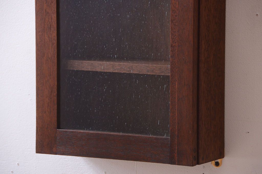 アンティーク家具　アンティーク　気泡ガラス扉!古い木製のお洒落な縦型壁掛け戸棚(2)