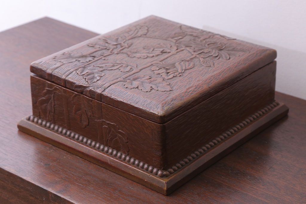 アンティーク雑貨　和製アンティーク　古い木製の彫刻箱(収納箱・小箱)