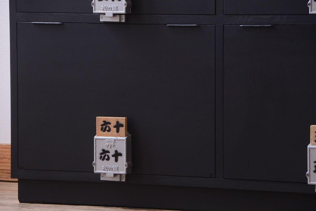 アンティーク家具　アンティークペイント　シックなブラックカラーの鍵付き下駄箱(1)