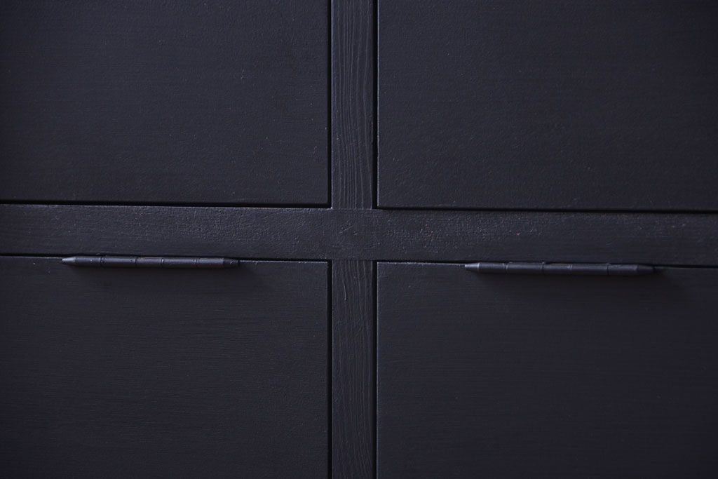 アンティーク家具　アンティークペイント　シックなブラックカラーの鍵付き下駄箱(1)