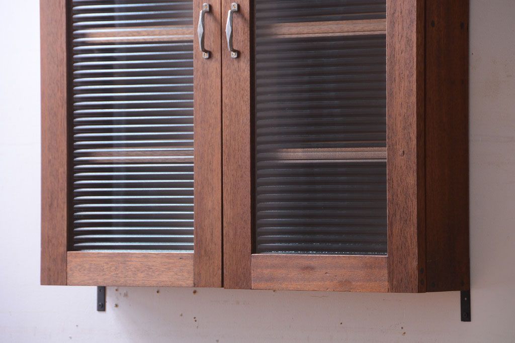 アンティーク家具　アンティーク　モールガラス入り!古い木のシンプルな2つ扉壁掛け戸棚(1)