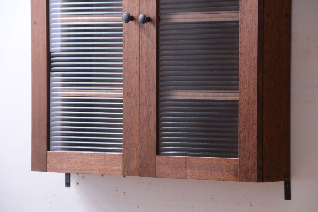 アンティーク家具　アンティーク　モールガラス入り!古い木のシンプルな2つ扉壁掛け戸棚(2)