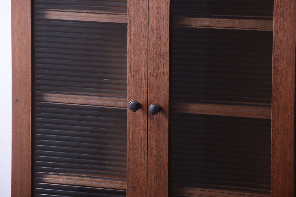 アンティーク家具　アンティーク　モールガラス入り!古い木のシンプルな2つ扉壁掛け戸棚(2)