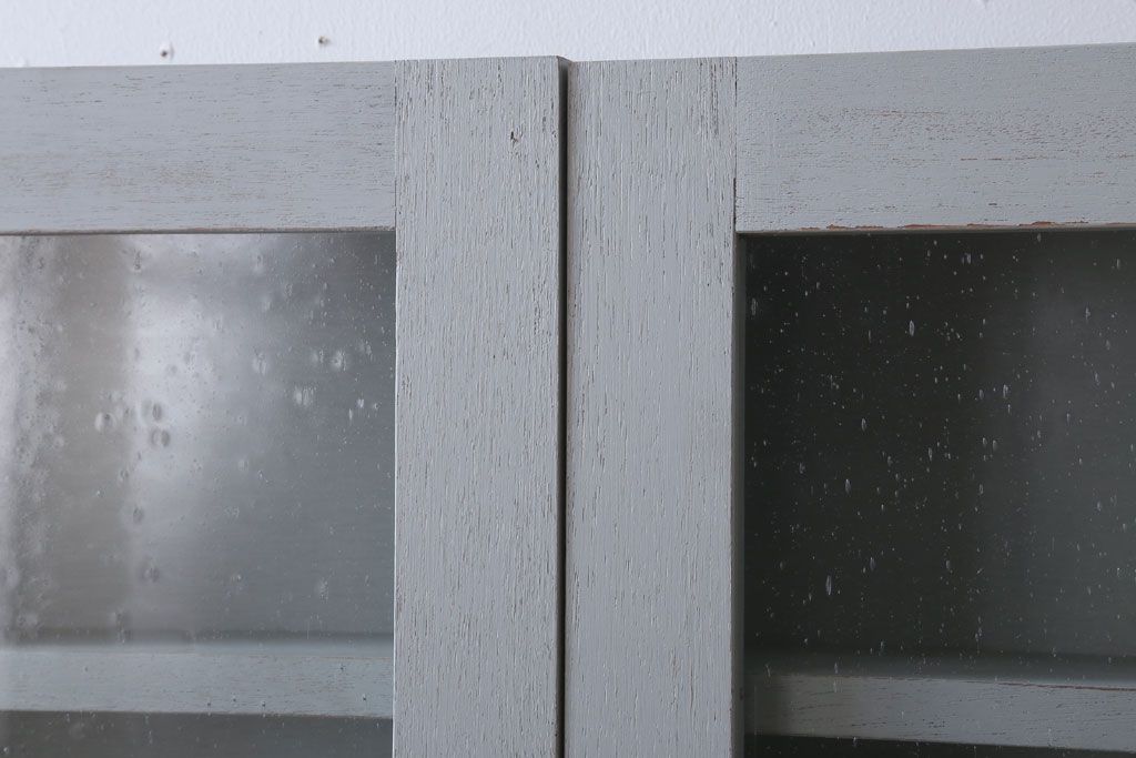 アンティーク家具　アンティークペイント　気泡ガラス入り!シンプルな縦型の壁掛け戸棚(2)