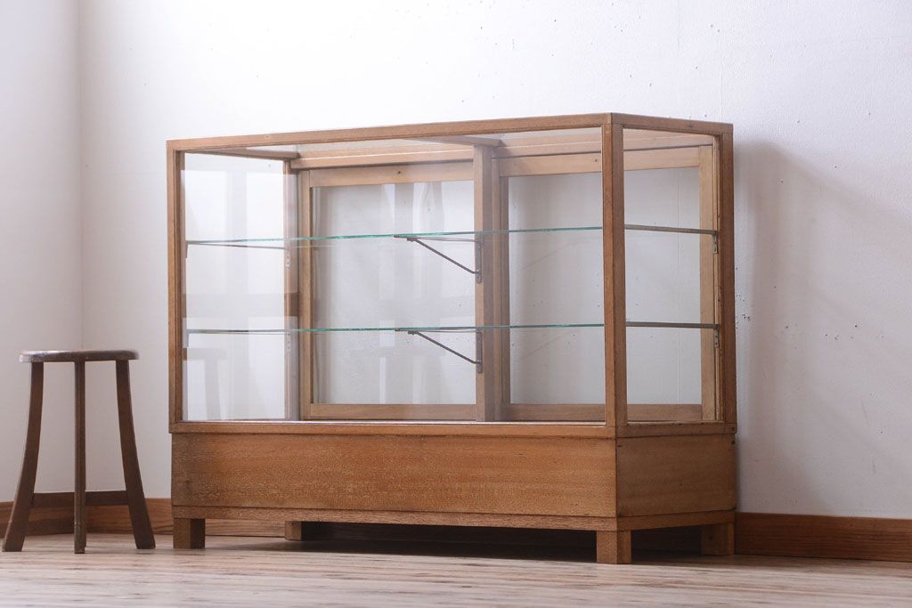 レトロ家具　昭和レトロ　古い木製のシンプルなアンティークガラスケース(ショーケース)(2)