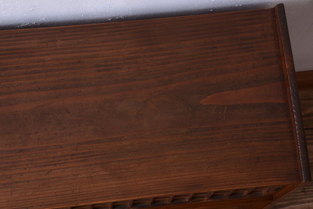 アンティーク家具　古民具・骨董　高級杉材の小ぶりな茶棚(茶箪笥)