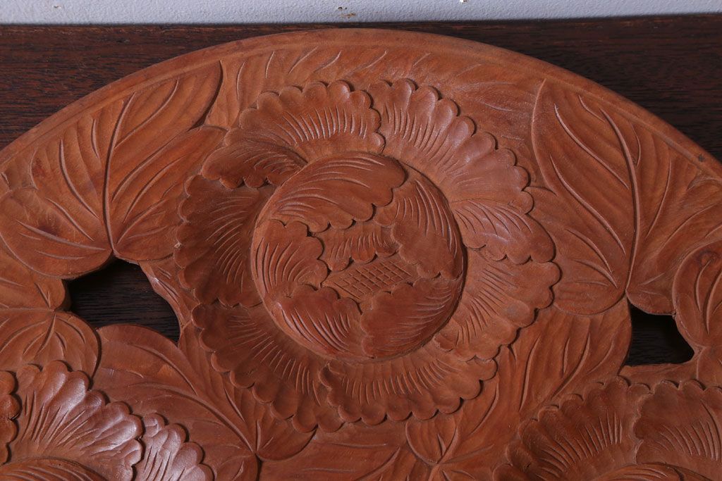 アンティーク雑貨　和製アンティーク　牡丹柄の古い木彫りプレート(盆)(軽井沢彫・日光彫)