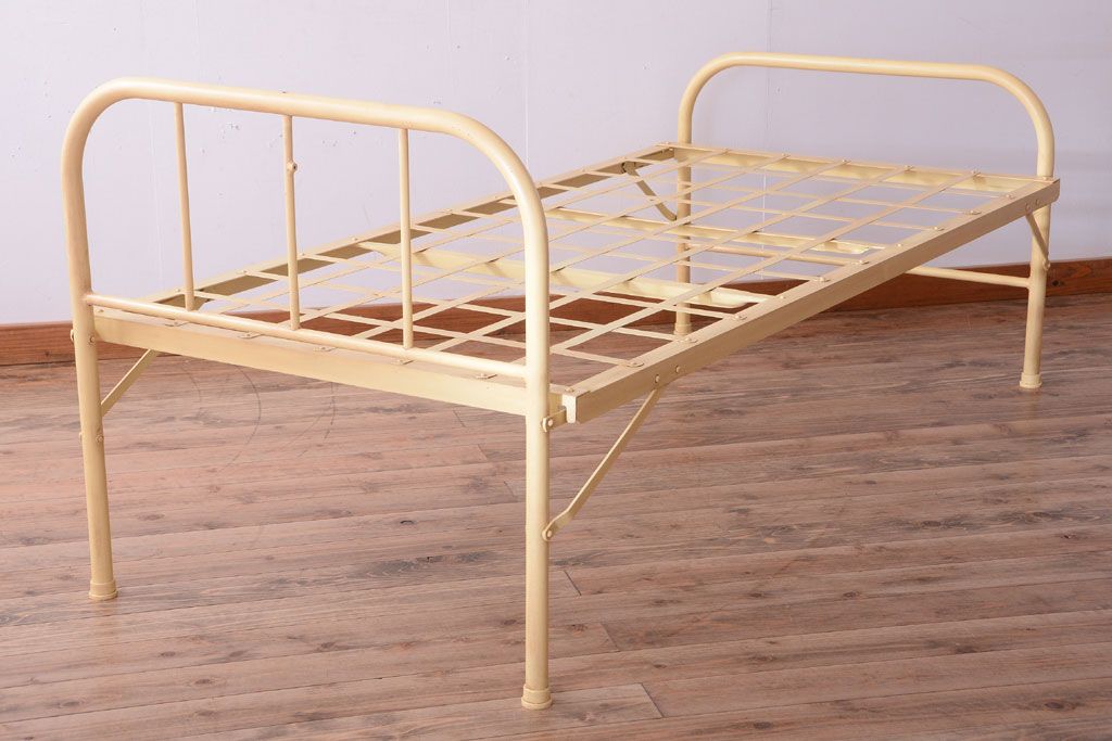 アンティーク家具　アンティークペイント　アイアンフレームの折り畳み式ベッド