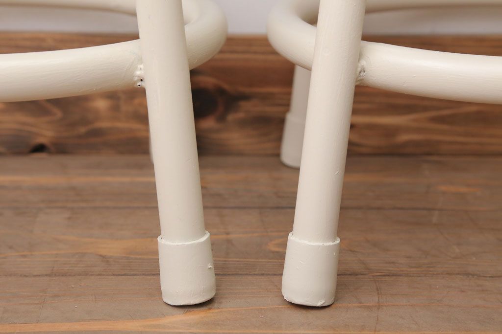 ヴィンテージ家具　ビンテージ　アイボリーペイント鉄脚の丸スツール2脚セット(椅子、チェア)(1)