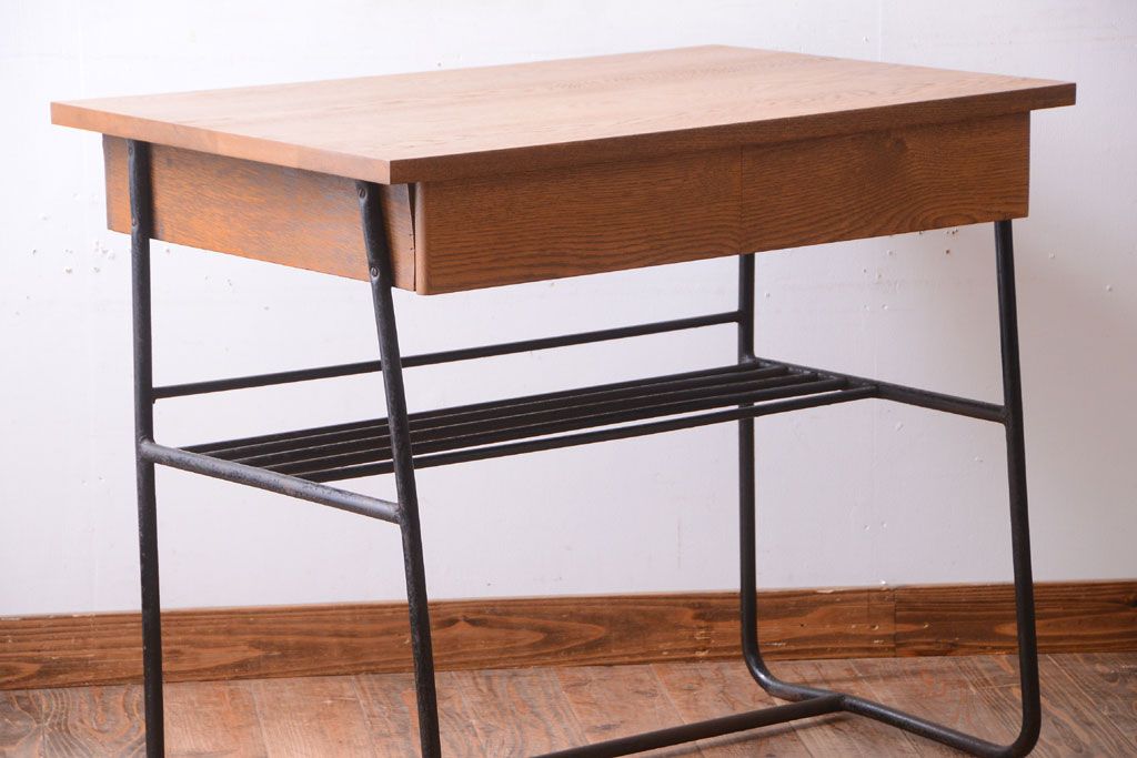 ヴィンテージ家具　ビンテージ　天板・引き出し前板オーク材の古い鉄脚テーブル(平机)