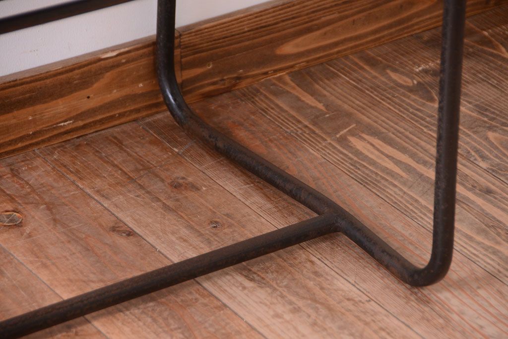 ヴィンテージ家具　ビンテージ　天板・引き出し前板オーク材の古い鉄脚テーブル(平机)