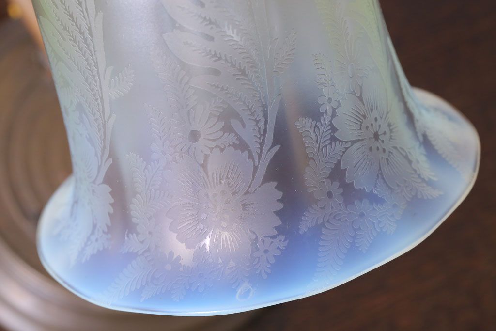 イギリスビンテージ　オパールセントガラスのエッチングシェードデスクランプ(オパリンガラス)