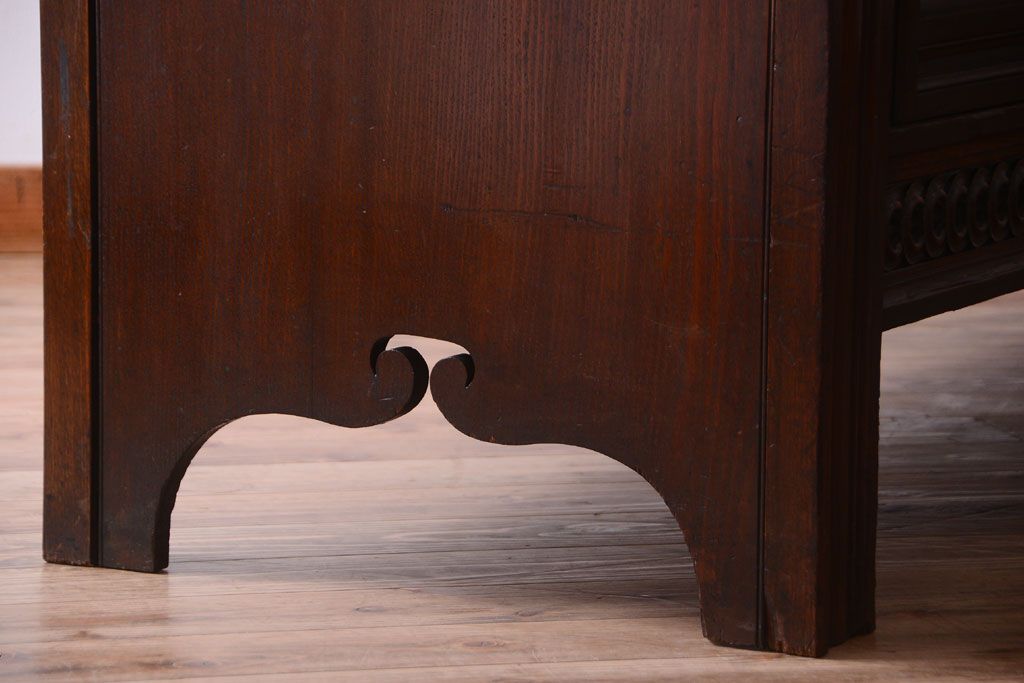 アンティーク家具　イギリスアンティーク　特大　上品なレリーフ入りのオーク材製最高級カップボード(収納棚・戸棚)