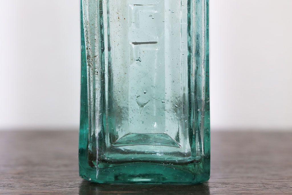 アンティーク雑貨　イギリスアンティーク　おしゃれな小瓶2つセット(ガラス瓶・ソースボトル)