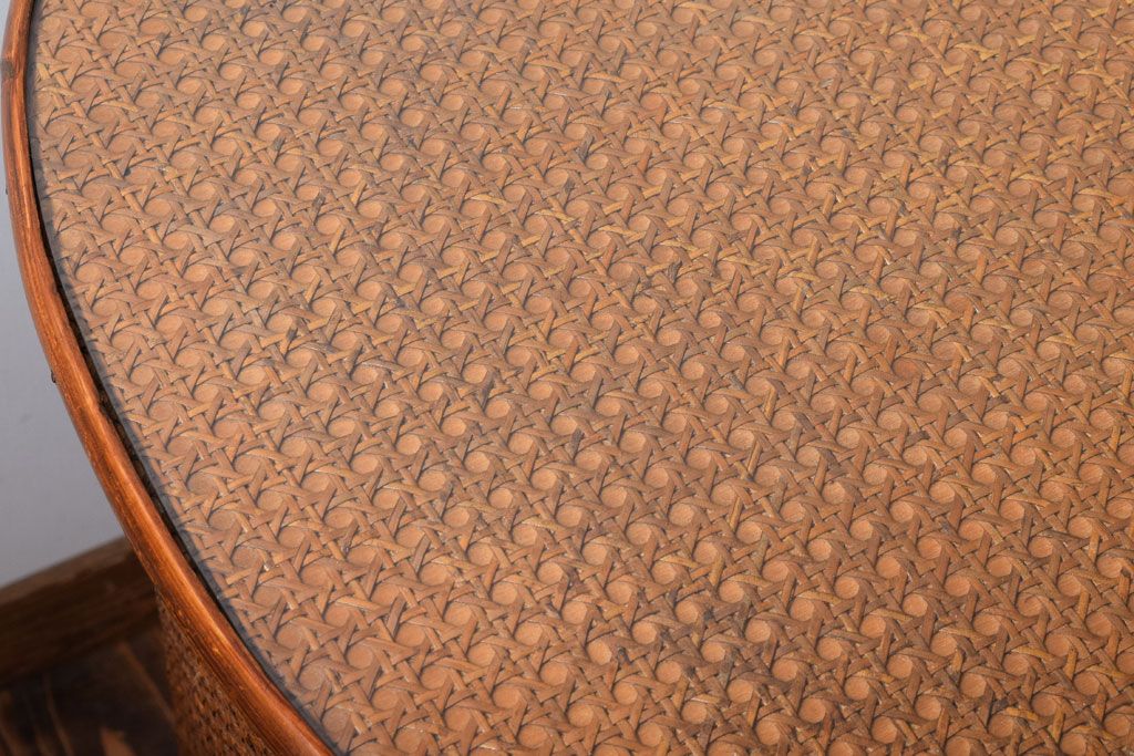 アンティーク家具　アンティーク　オーバルデザインのラタン(籐)製チェスト