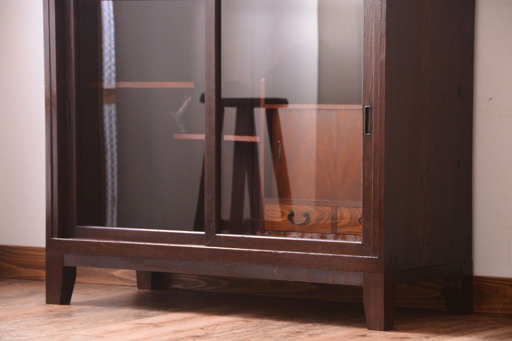 アンティーク家具　結霜ガラス入り!上品な和製アンティークの脚付き欅材茶棚