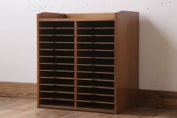 レトロ家具　昭和レトロ　古い木製の小ぶりなアンティーク縦型書類棚(カルテケース)(2)