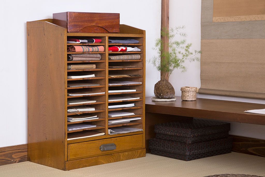 アンティーク家具 古い木製の小ぶりなアンティーク縦型書類棚(カルテ