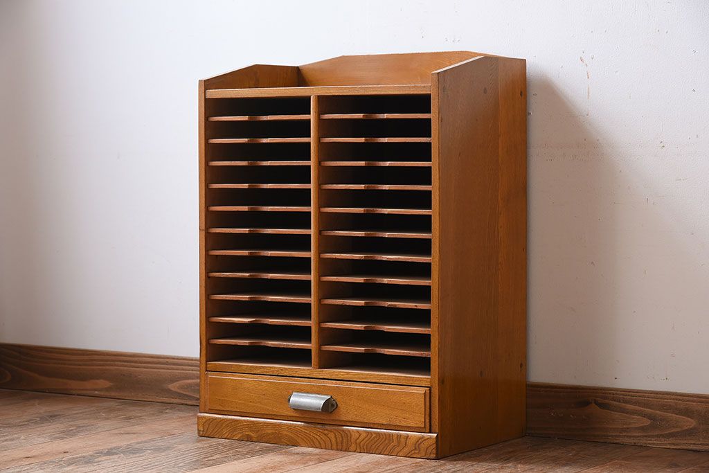 アンティーク家具　古い木製の小ぶりなアンティーク縦型書類棚(カルテケース)