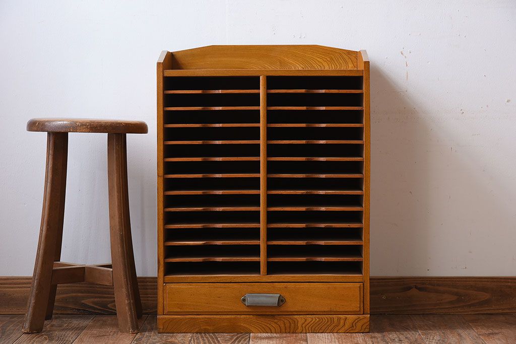 アンティーク家具 古い木製の小ぶりなアンティーク縦型書類棚(カルテケース) |ラフジュ工房