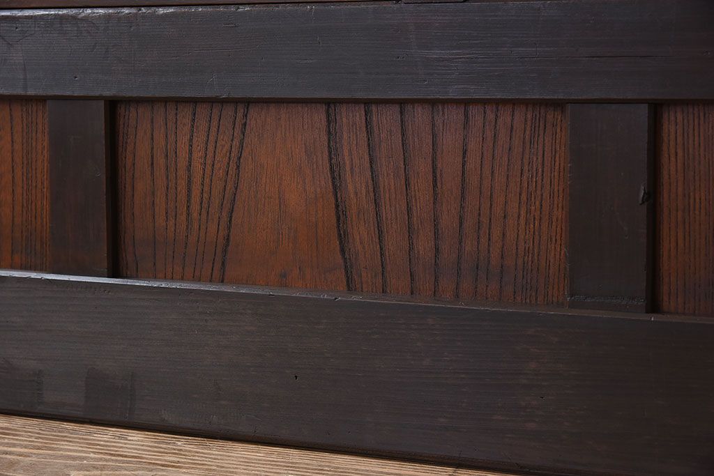 檜・欅材製　重厚な古い木製のアンティークくぐり戸(玄関戸)