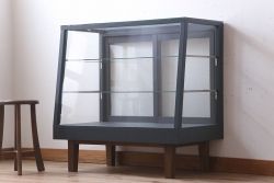 アンティーク家具　アンティーク　脚付き　台形型　ペイントガラスケース