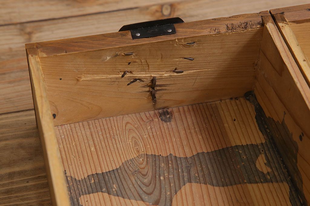 アンティーク家具　前面檜材　丸金具付き　和モダン　縦型のアンティーク帳場箪笥