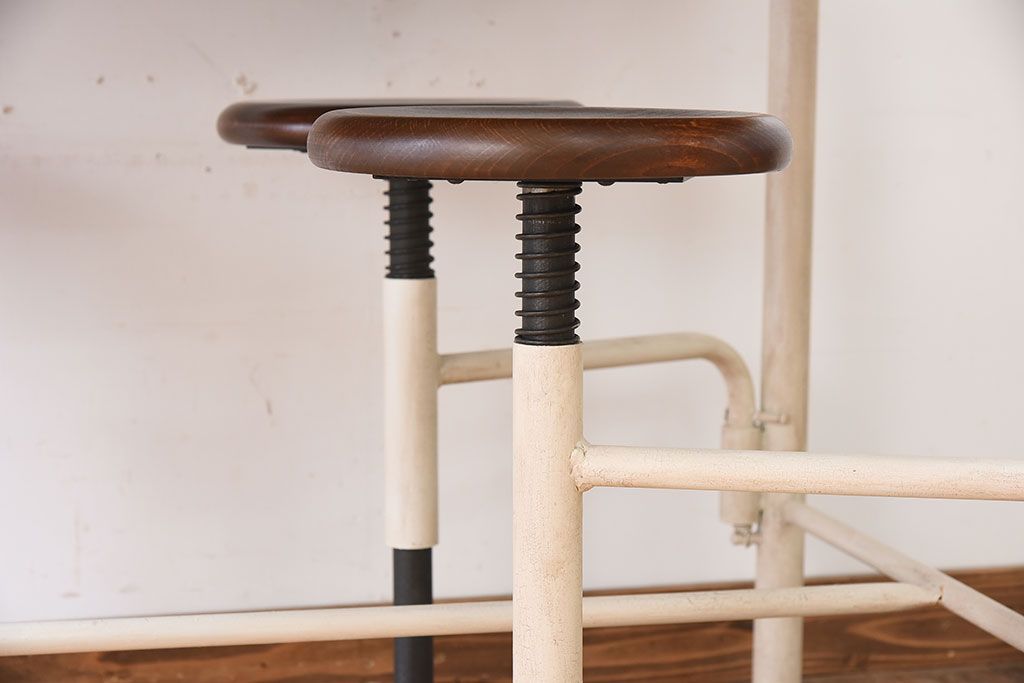 ラフジュ工房オリジナル　アイアンフレームの4脚格納スツール付き作業台(テーブル・机)