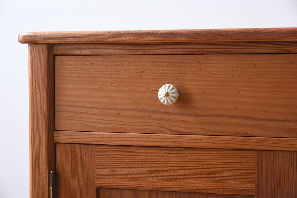 アンティーク家具　パイン材製　イギリスアンティークのサイドボード