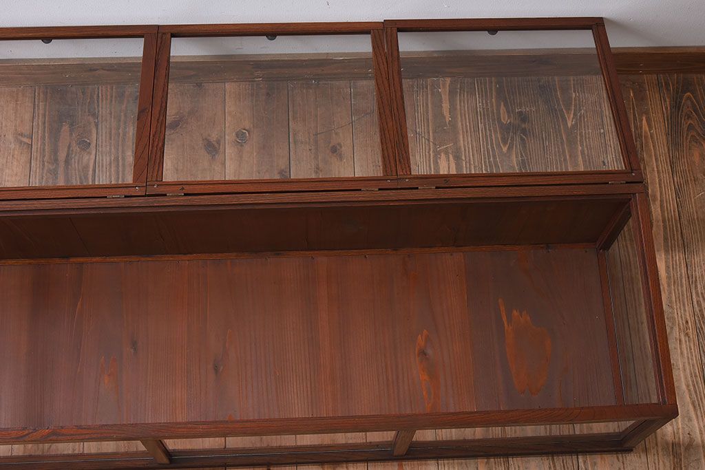 アンティーク家具　アンティーク　欅材　上蓋開き扉の小ぶりな横型ガラスケース(1)