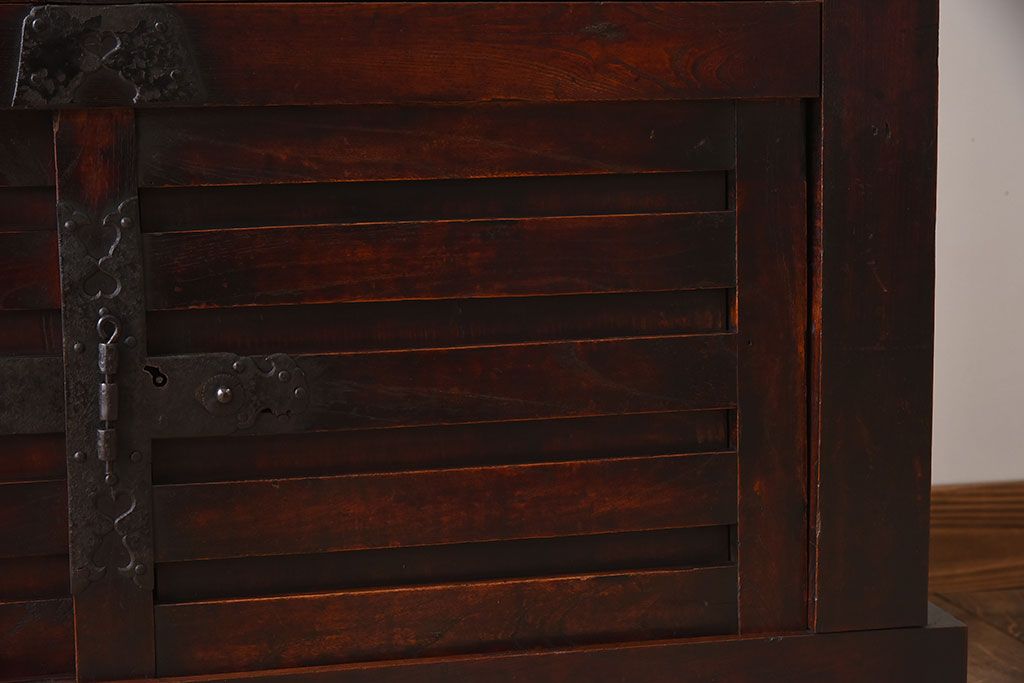 アンティーク家具　太い框組　漆が味わい深い和製アンティークの前欅帳場箪笥