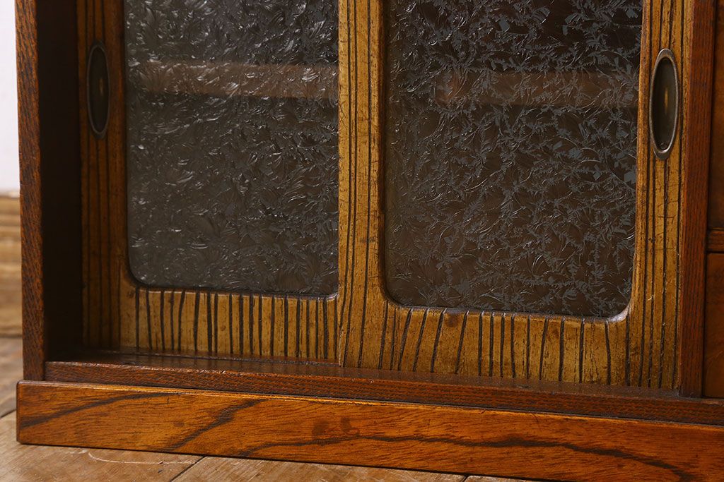 アンティーク家具　透かし彫り　大正昭和期　結霜ガラス引き戸　小ぶりな収納棚