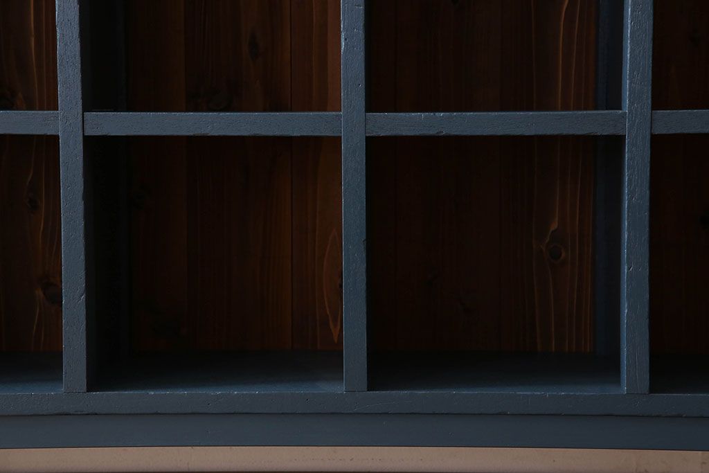 レトロ家具　古い木のレトロな脚付きマス目棚(カウンターテーブル、飾り棚、収納棚)(2)
