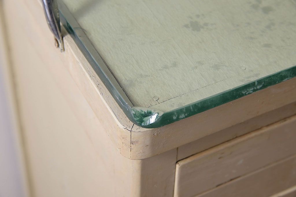 アンティーク家具　ガラスの取っ手のペイントデンタルキャビネット　ミストガラス