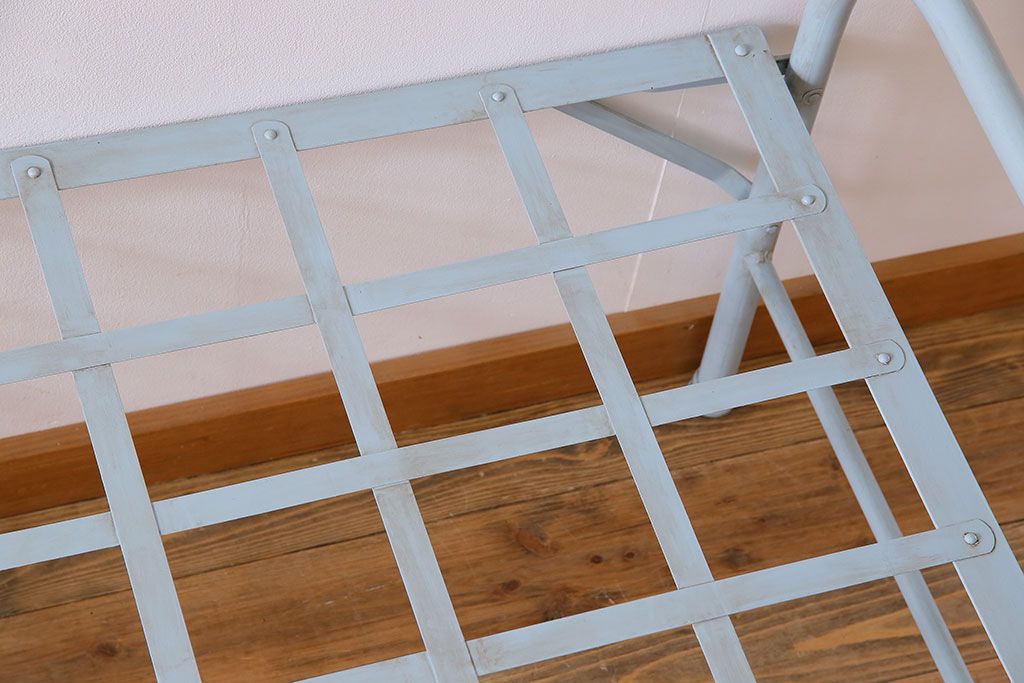 アンティークペイント　アイアンフレームの折り畳み式シングルベッド