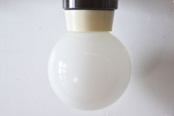 昭和レトロ　シンプルな白いガラスの丸い天井照明