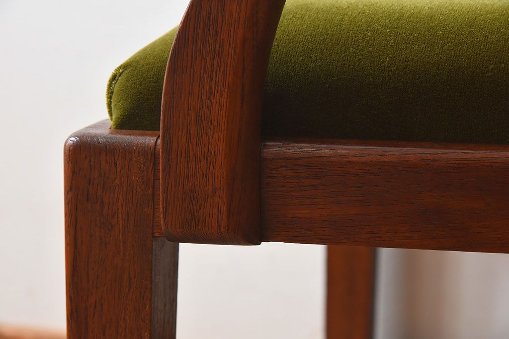 アンティーク家具　イギリスアンティーク　高級品　チーク材製のシンプルなアームチェア