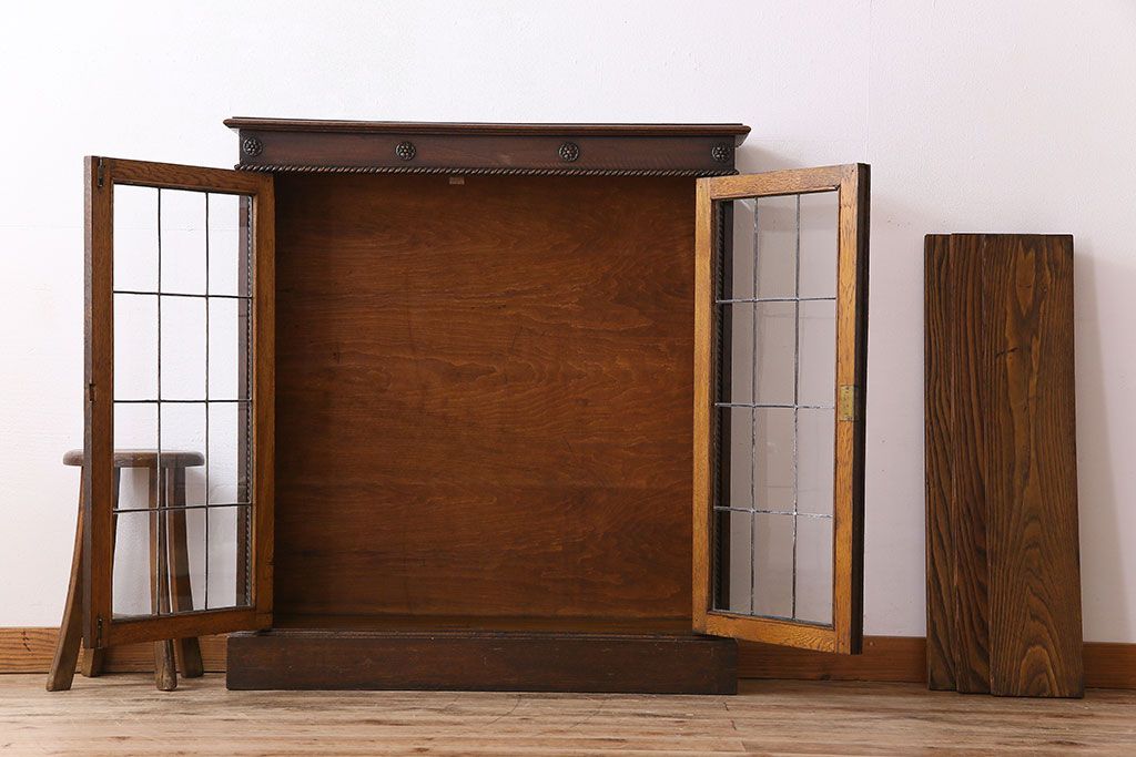 アンティーク家具　オーク材　イギリスアンティーク　ステンドグラスが美しい薄型ブックケース(本棚)