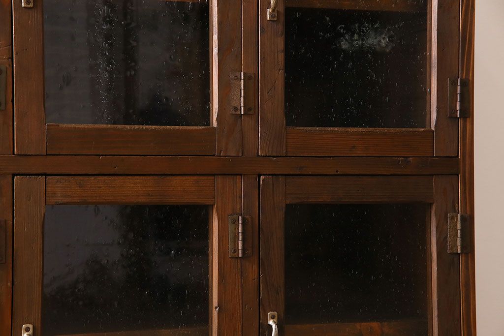 アンティーク家具　気泡ガラス入り　和製アンティークの脚付きマス目棚サイドボード(収納棚、飾り棚)