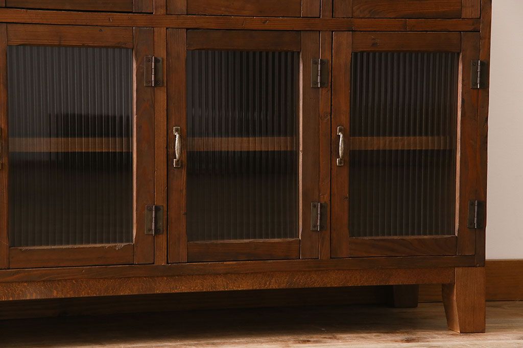 アンティーク家具　モールガラス入り　和製アンティークの脚付きマス目棚サイドボード(収納棚、飾り棚)