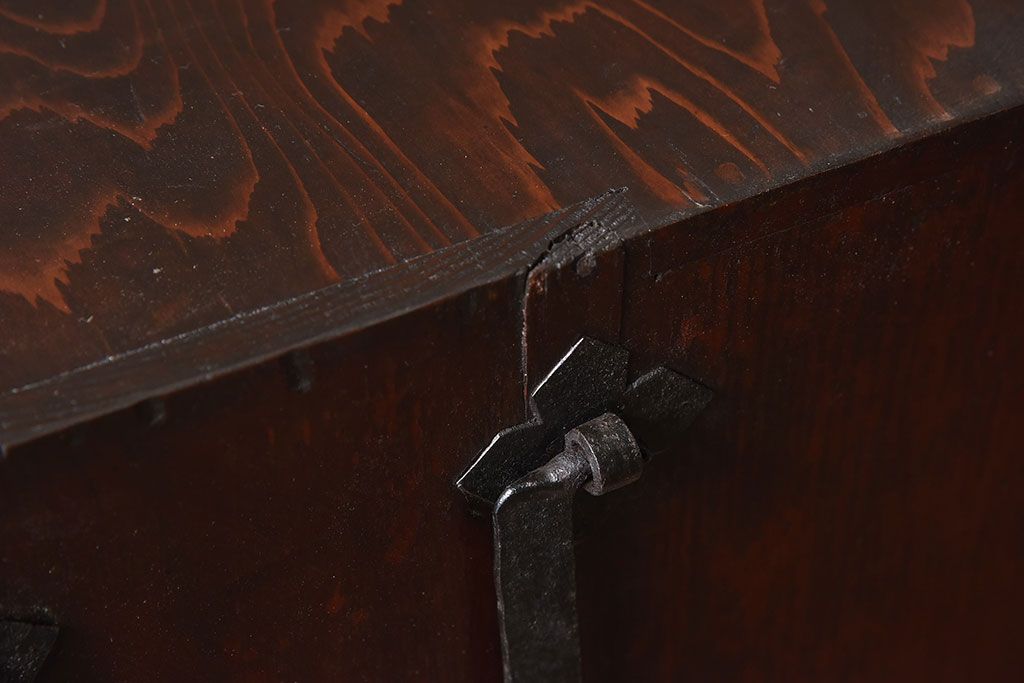 アンティーク家具　古民具・骨董　前面欅材玉杢　一本物!重厚な存在感のアンティーク衣装箪笥