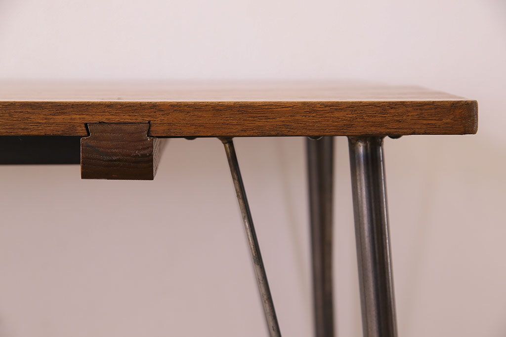 アンティーク家具　ラワン材製　天板一枚板　和製アンティークのシンプルな鉄脚テーブル(1)