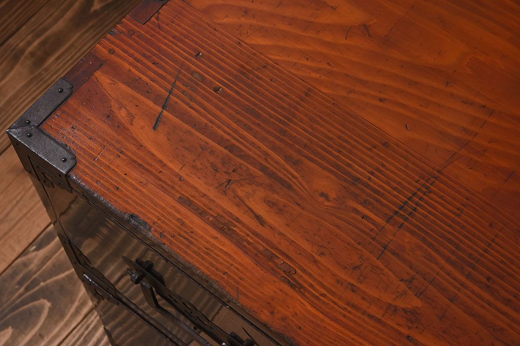 アンティーク家具　明治期　古民具・骨董　黒漆の上品なアンティークの衣装箪笥