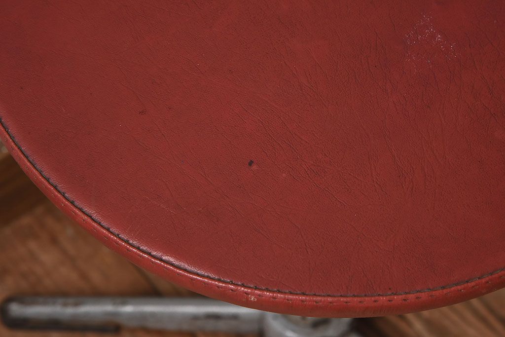 ヴィンテージ家具　イギリスビンテージ　当時物合皮のシャビーな回転椅子(スツール、イス、チェア)(3)