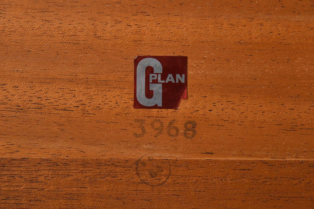 ヴィンテージ家具　北欧ビンテージ　G-PLAN(ジープラン)　チーク材　洗練されたデザインがおしゃれなネストテーブル(1)