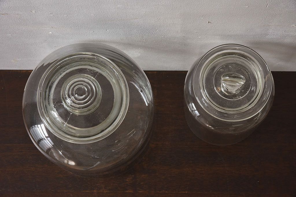 アンティーク雑貨　昭和レトロ　アンティークの蓋付きガラス瓶大小2個セット