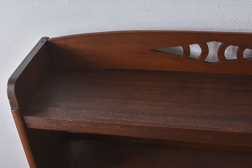 レトロ家具　昭和レトロ 透かし彫り　古い木製の縦型アンティーク本棚