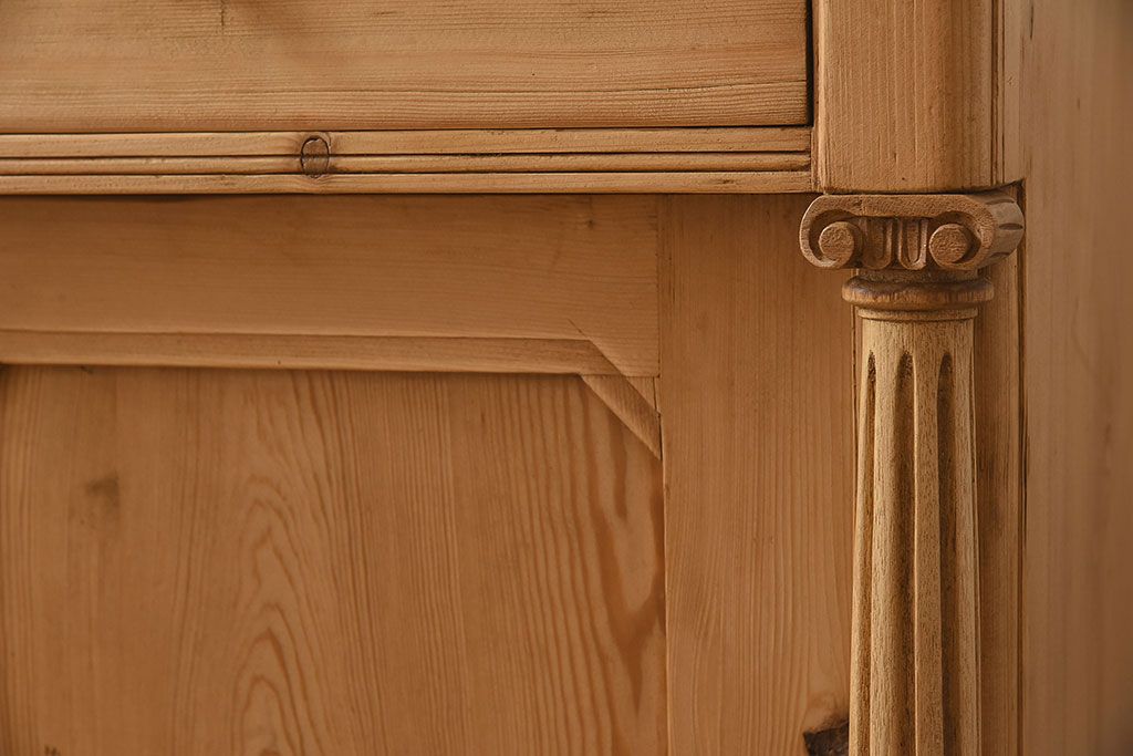 アンティーク家具　フランスアンティーク　パイン材　装飾がお洒落なサイドボード(収納棚)